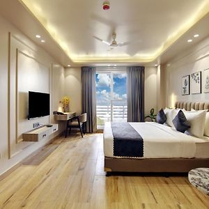 Saltstayz Premier - Near Golf Course Road & Sector 57